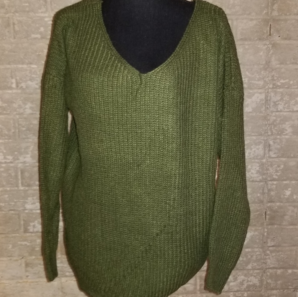 🎉🎉HOST PICK🎉🎉 Very Gorgeous HUNTER GREEN knot sweater - Picture 3 of 8